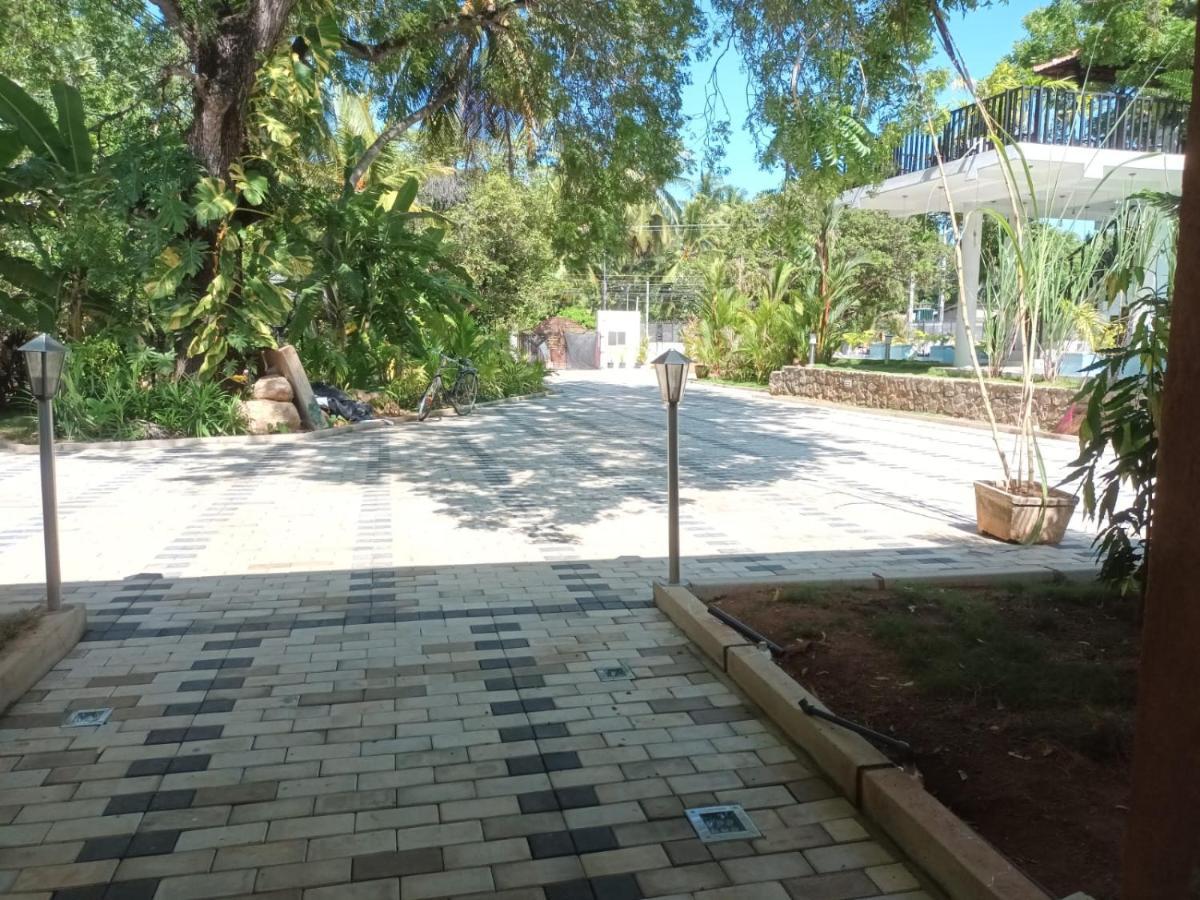 Lucky Beach Resort Trincomalee Bagian luar foto