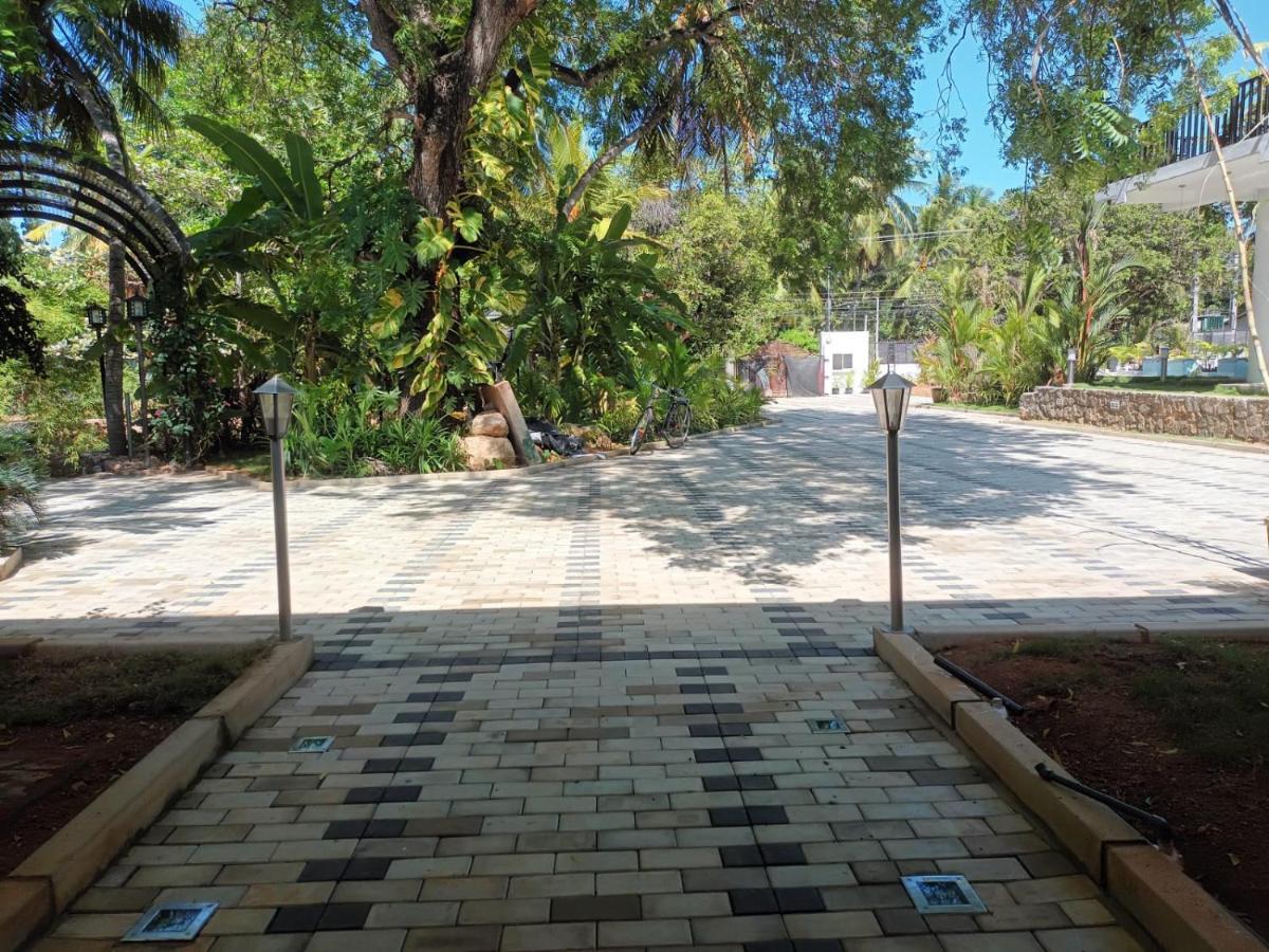 Lucky Beach Resort Trincomalee Bagian luar foto