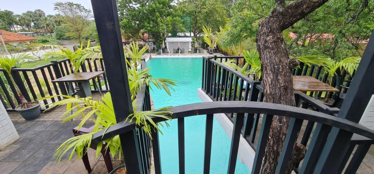 Lucky Beach Resort Trincomalee Bagian luar foto