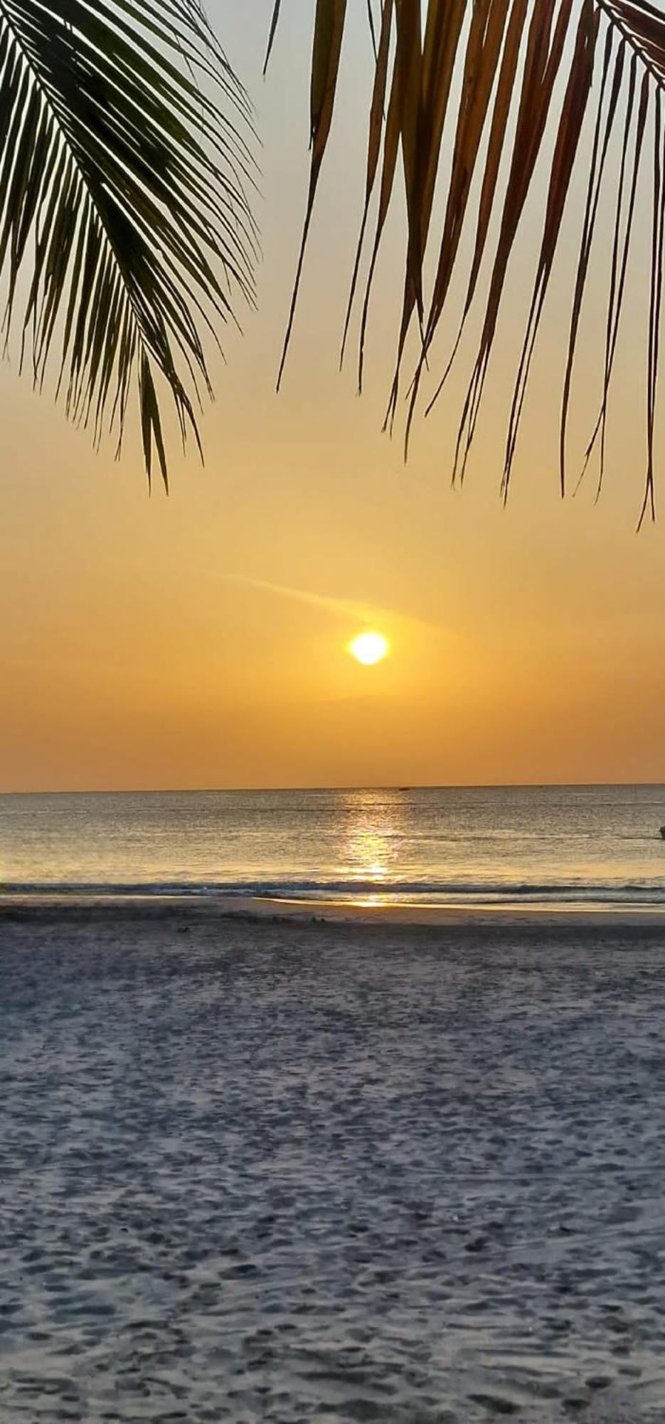 Lucky Beach Resort Trincomalee Bagian luar foto